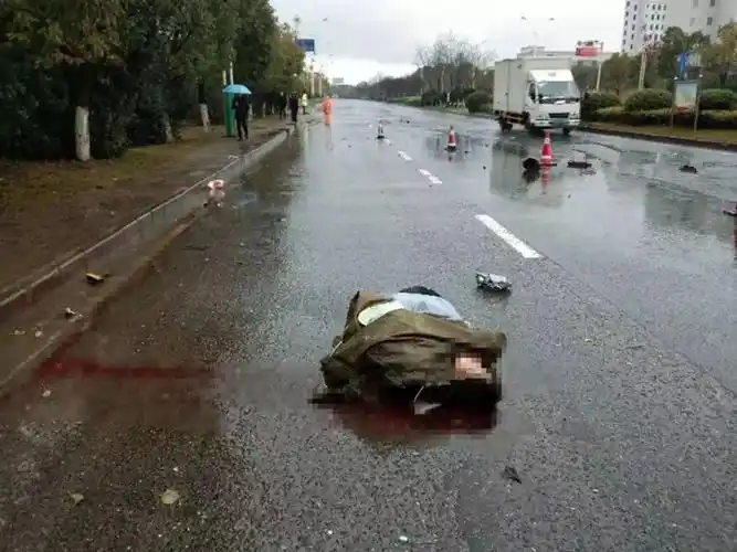 吉安发生严重车祸,一拖车与摩托车相撞,一男子当场身亡.