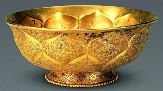 02鸳鸯莲瓣纹金碗.jpg