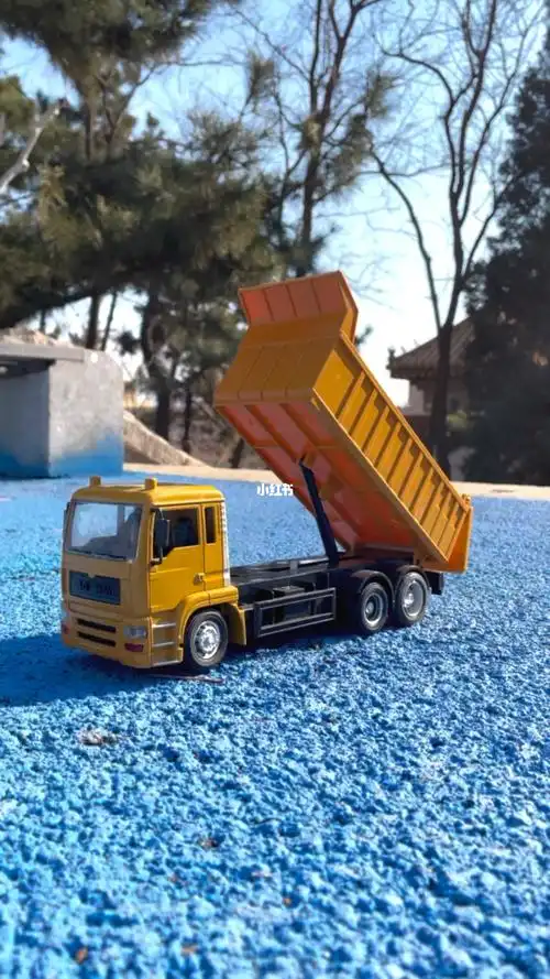 遥控大卡车拉石头