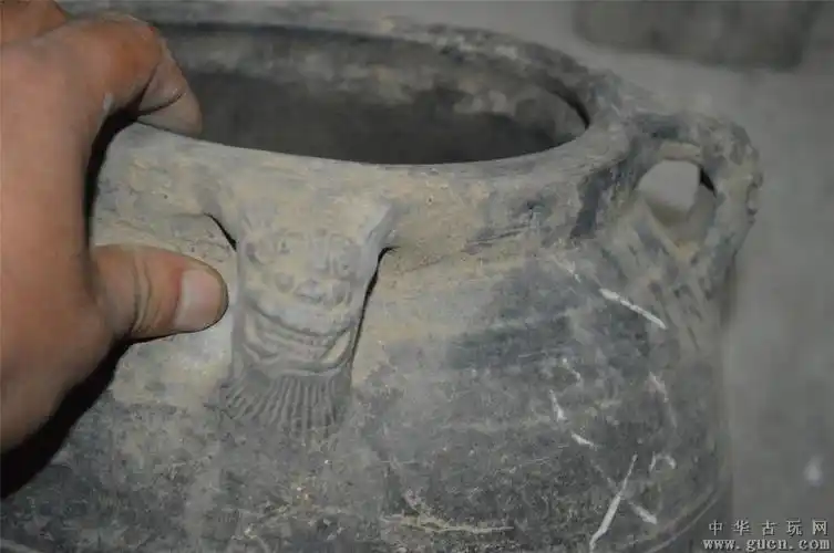 一个四耳虎头瓦罐721