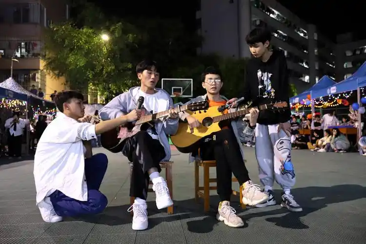 (音乐社表演吉他弹唱)