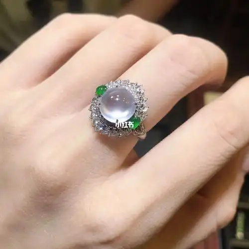 18k金镶嵌冰蛋翡翠戒指