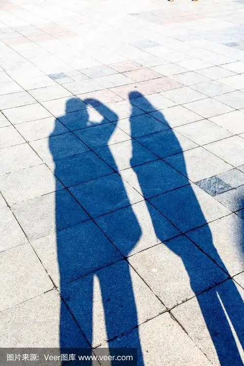 三个人的影子在瓷砖上.