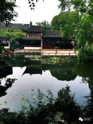 明瑟楼和西侧一层的涵碧山房相连,组成高低不同,形体不对称,而又总体