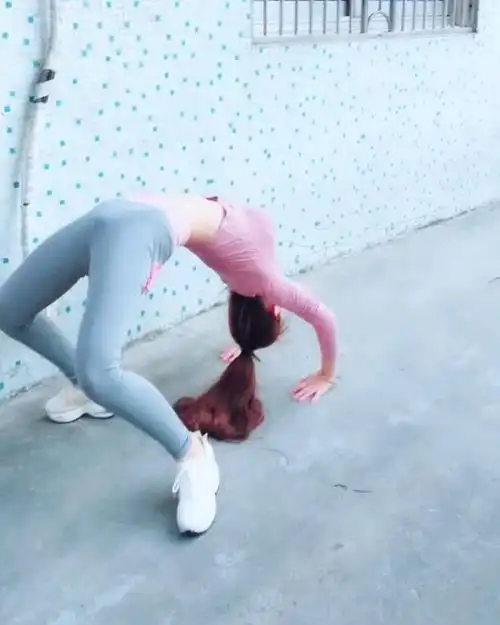 邻家妹妹型小姐姐穿瑜伽裤清纯可爱彰显美好曲线