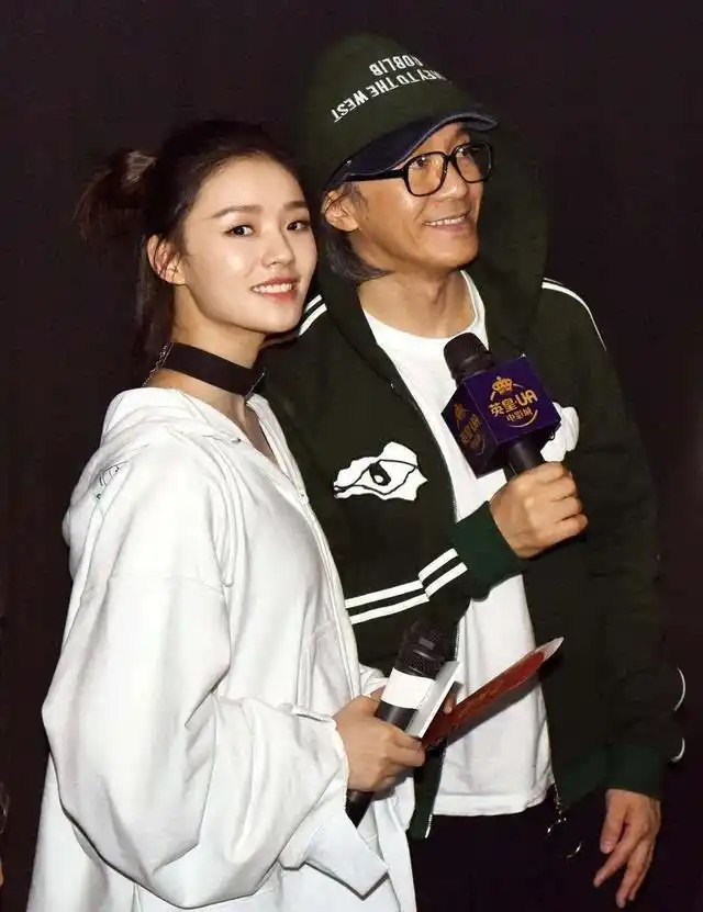 周星驰搂林允脖子,网友却关心林允到底有没有胸?