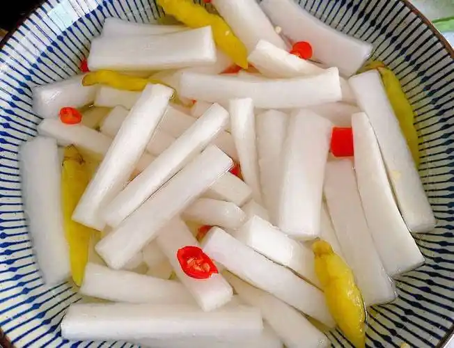 白萝卜这样做,腌一晚就能吃,味道酸甜,清脆爽口,解腻又下饭_生活_酸辣