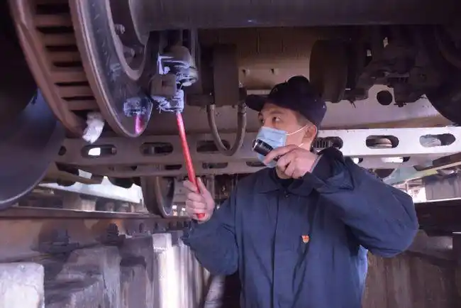 图为党员姬军在检查闸片锁铁  宋振中 摄