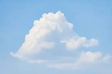 蓝天上的大朵白色云朵特写