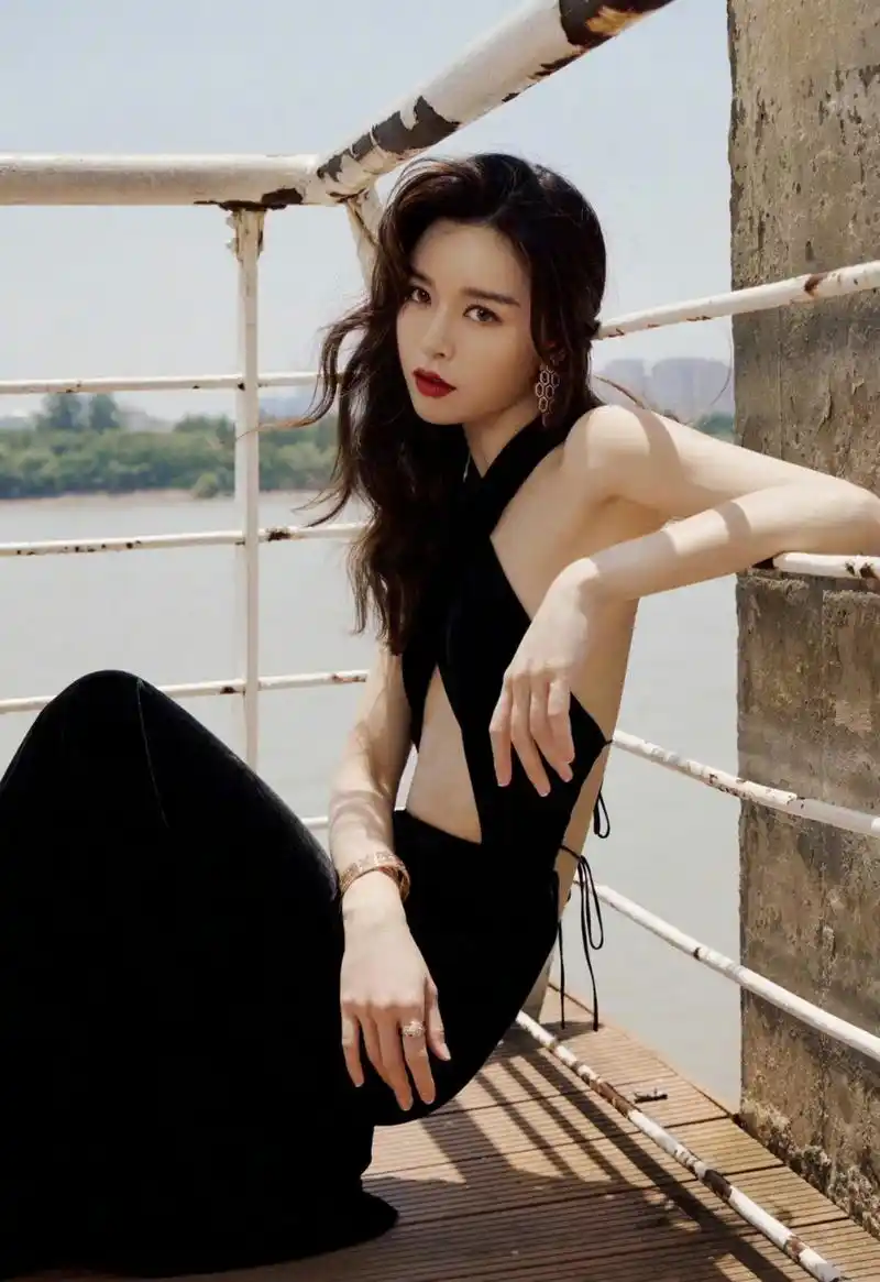 文咏珊随剧组《消失的她》亮相微博电影之夜,一袭修身黑色礼服出镜