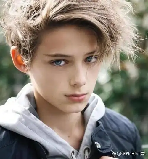 威廉2004年出生于英国伦敦,父亲是英国人,母亲是澳大利亚人.