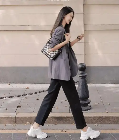 原创被成都博主西装运动鞋新穿法惊艳搭配裙子裤子干练精致