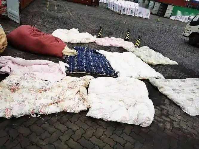 天津新港海关首次查获旧被子类禁止进境固体废物6000条