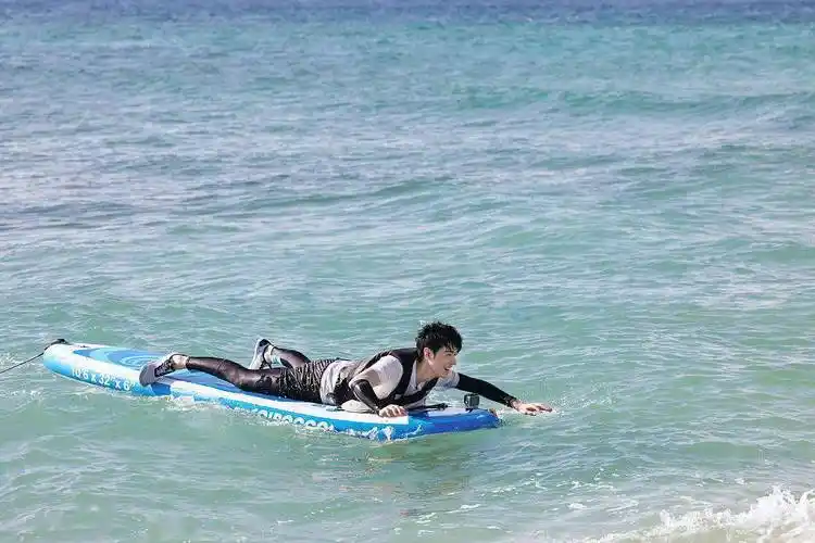 龚俊发布极限挑战录制写真海边帅气冲浪凸显运动活力