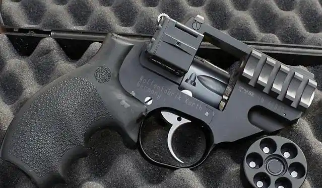 德国研发的新颖"天空法警"左轮手枪:一支只要1000美元