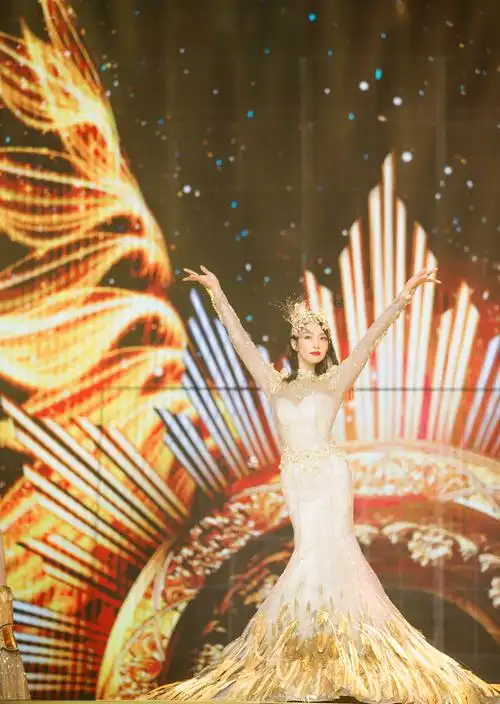 金鹰女神宋茜压轴亮相13届金鹰节开幕式 身披金光羽衣从天而降