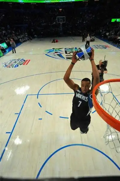 图文扣篮大赛威廉姆斯第三扣威廉姆斯正面扣篮