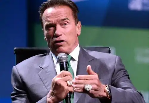 阿诺舒华辛力加和阿诺施瓦辛格是不是一个人呀