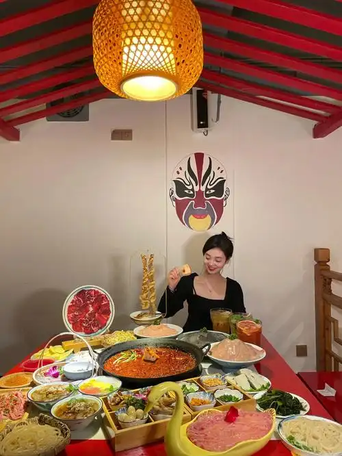 我真的是太吃火锅一女生了到了周末又约上好朋友探店了一家地道老火锅