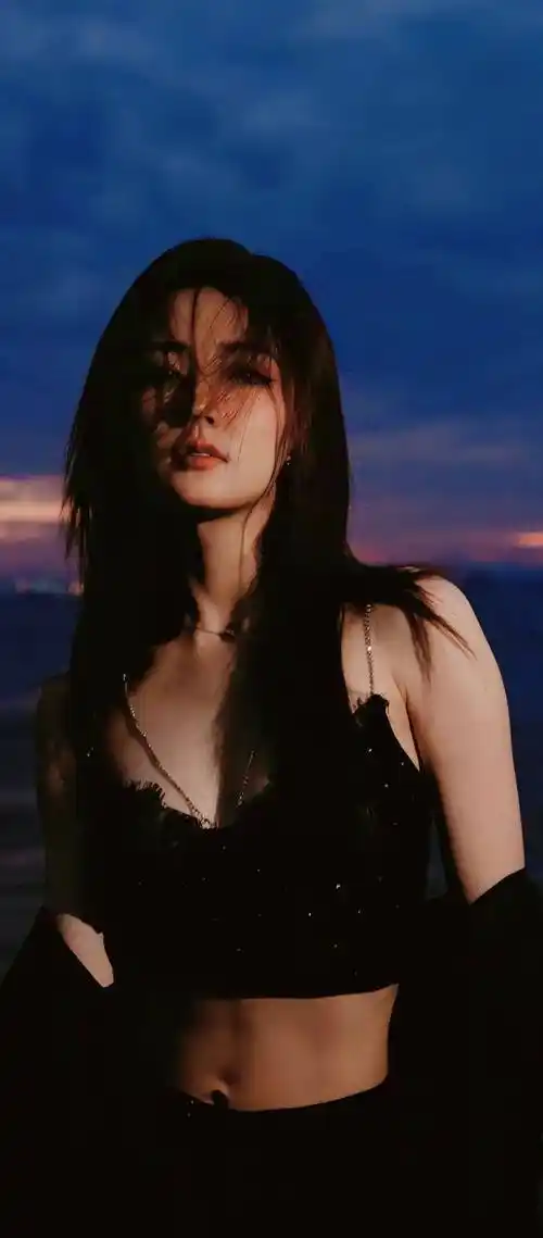 徐璐性感美图!海滩边的小野猫,夜幕下的黑玫瑰_夜色_海风_黑色