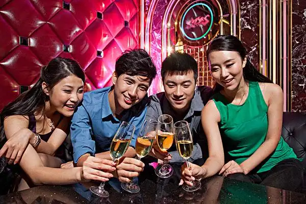 一群年轻人在ktv聚会