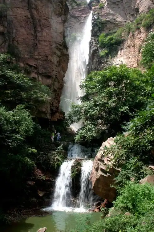 老龙潭是信都区九龙峡自然风光旅游景区的一处胜景,此处瀑布自绝壁之