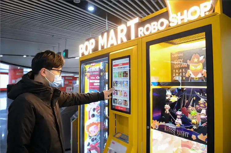 生动可爱动动手指头就是一个真实的动漫世界7台泡泡玛特自动贩售机
