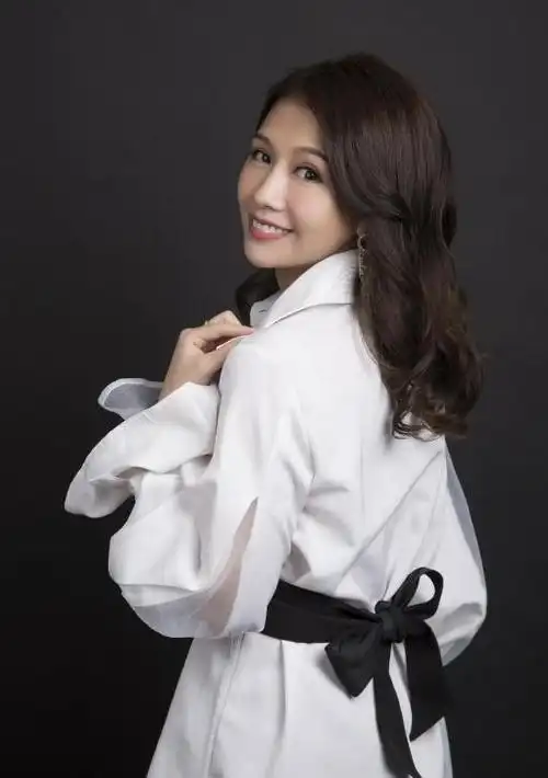 回顾林玮婕在凤凰台做主播11年后移居荷兰她从未停下脚步