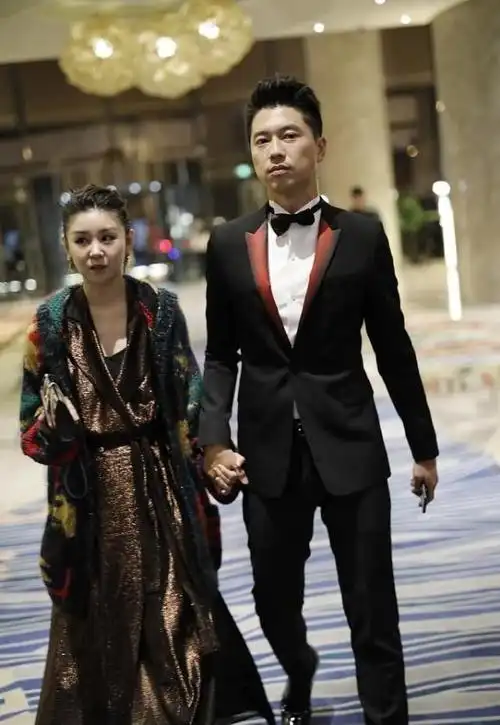 王雷老婆李小萌还挺有"肉"的,腿看着略显粗壮,但还挺自信的