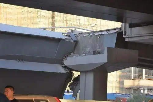 桥断人亡,官方的第一反应是放出"原因就是超载"的风声,而桥梁设计是否