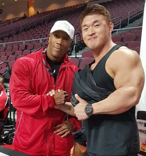 亚洲肌肉男小伙,长相帅气身材好,目标体重140公斤仍在努力!