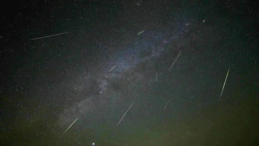 唯美英仙座流星雨图片