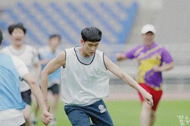 金秀贤gif帅哥gif欧巴gif迷人gif踢足球gif打球gif