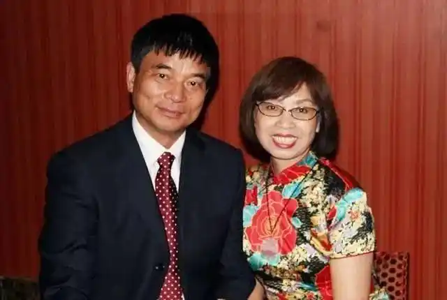 1982年,国家渐渐地放松了对于民营经济的管控,刘永好兄弟四个以及他们