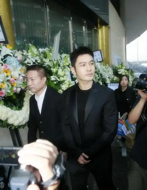 各明星参加金庸葬礼获赞只黄晓明被骂上热搜一个细节暴露本性