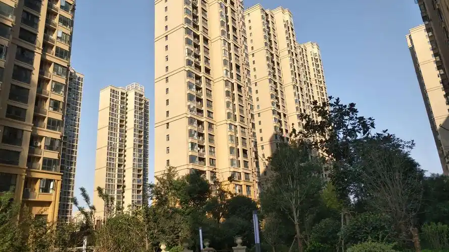 一排排整齐有气势的高楼,外观漂亮.