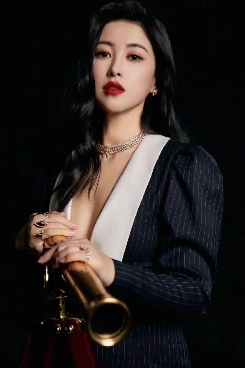 朱珠时尚大片来袭!气质女神的百变风采,每一面都是惊艳!