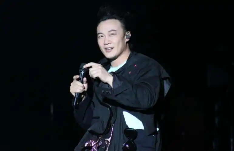 回顾19年后看《新警察故事》,才发现电影中12位配角个个来头不小