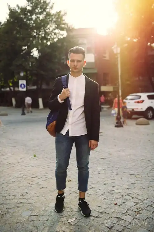 在他背上背包的年轻男人的肖像照片-正版商用图片1ltrhb-摄图新视界