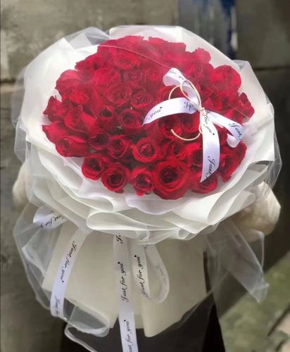 皇冠信誉昆明鲜花速递52朵红玫瑰七夕遇见你遇见爱