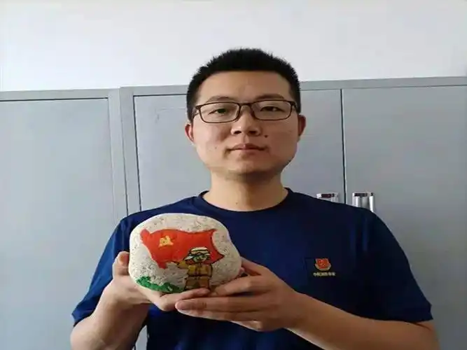 近日,衡水市消防救援支队饶阳大队以党史为题材创作的石画作品,引起了