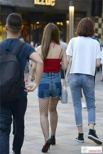 牛仔短裤搭配黑色网袜搭配尖头细跟鞋增高显瘦有神秘