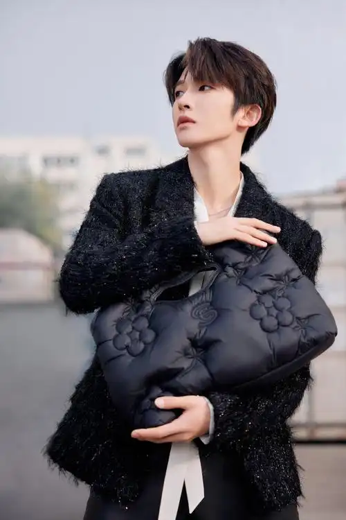 刘宇出发巴黎时装周