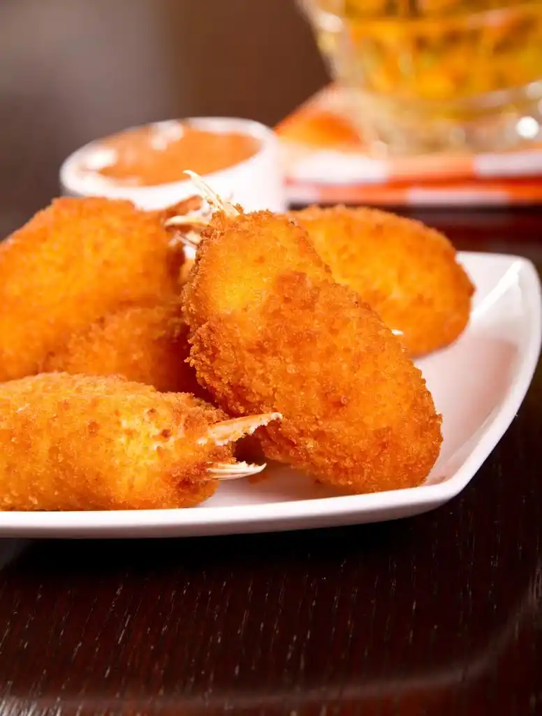 开胃菜,在一个碗里炸的蟹腿