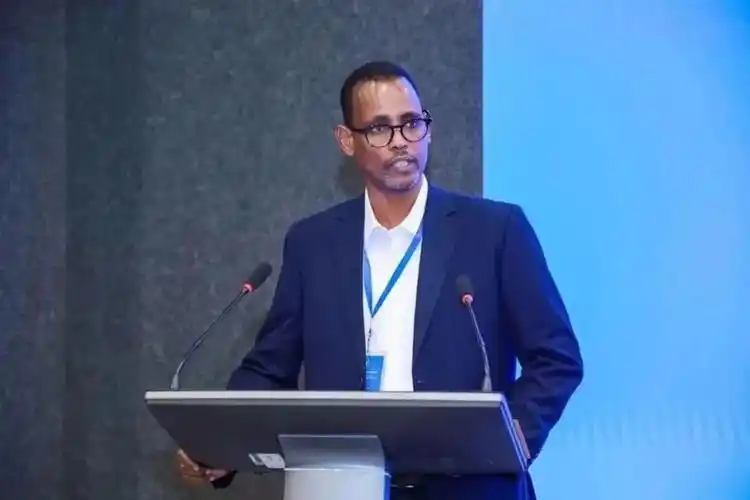 abdi先生在共同观看浙江大学宣传片,集体合影留念后,班主任徐元朔研究