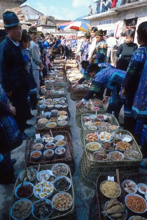 1999年,云南省元阳县俄扎乡哈播村过每年一度的长街宴百家菜