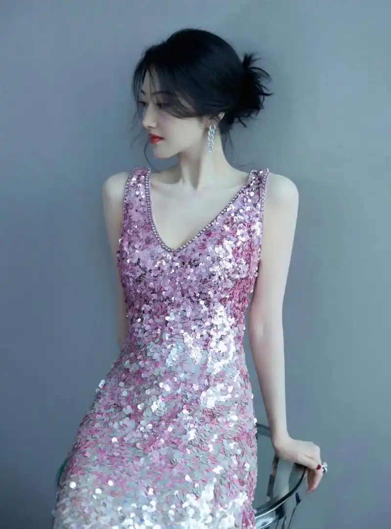 景甜# 身穿粉色亮片吊带裙,肤白貌美的容颜,清纯妩媚,丰满傲人的室档