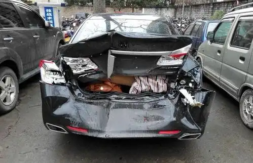 偶遇雅阁被追尾,车主:5万卖你回家自己修,车友觉得怎么样?