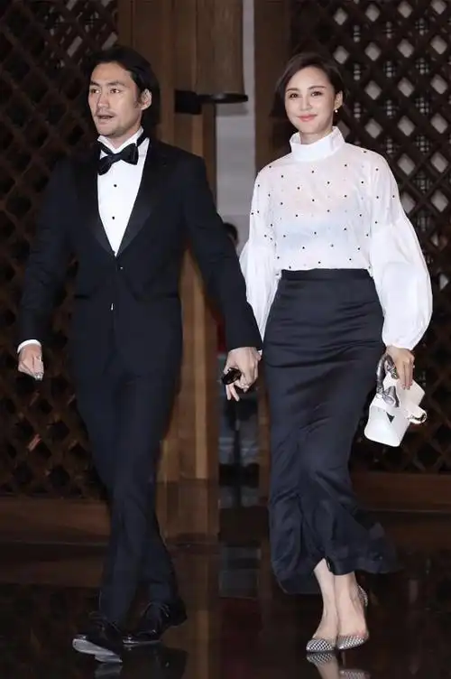 张歆艺与小两岁的老公站一起甜蜜比心好恩爱一袭白裙太优雅