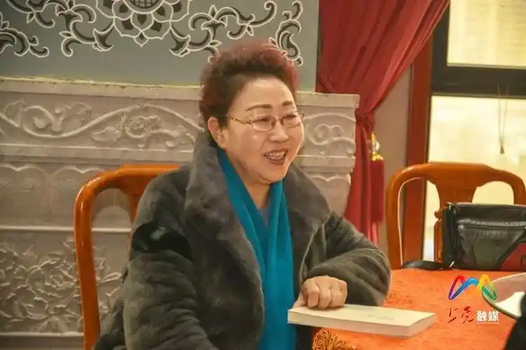 国家一级演员,中国戏剧"梅花奖"获得者,老一辈上党落子演员郭明娥接受